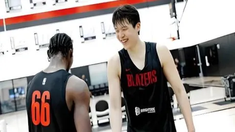 “美国强化力度：对拉美移民实施大规模强制遣返行动”